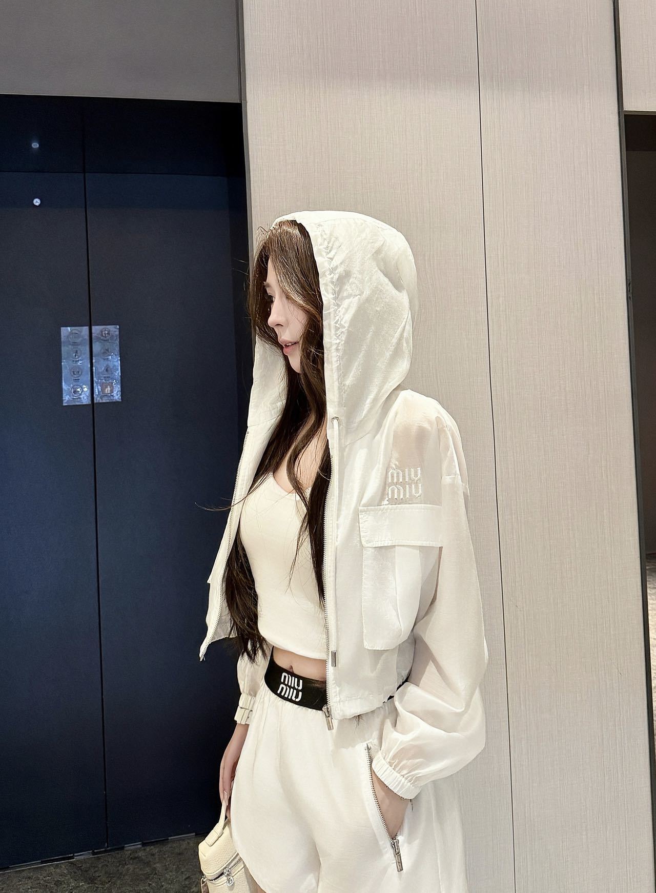 miumiu 미우미우 26SS 하이엔드 텍스처 바람막이 선케어 자켓 재킷 + 반바지 세트업 의류