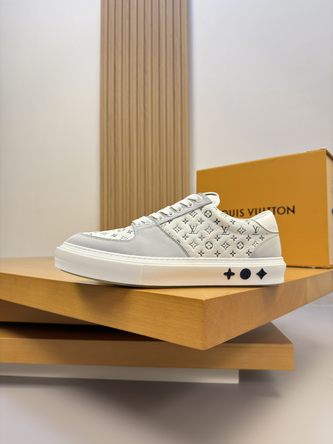 [Louis Vuitton] LV 루이비통 프리미엄 슈링크 레더 & 컬러 프린트 모노그램 스니커즈 신발 복제