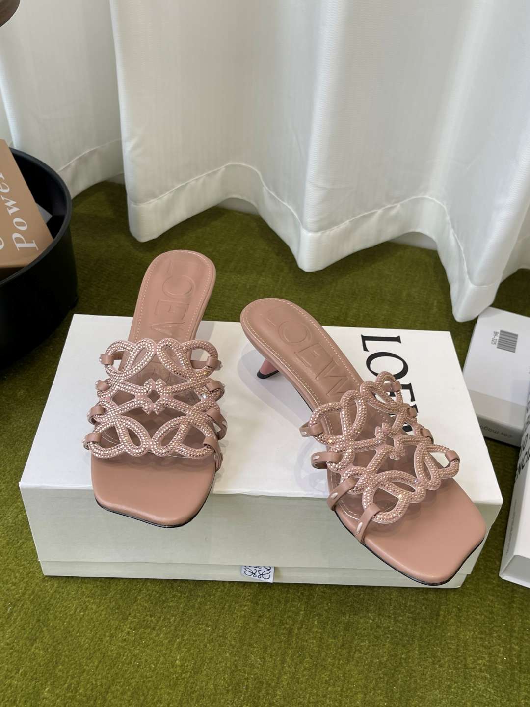 로에베(LOEWE) 아나그램 라인스톤 미들 힐 신발