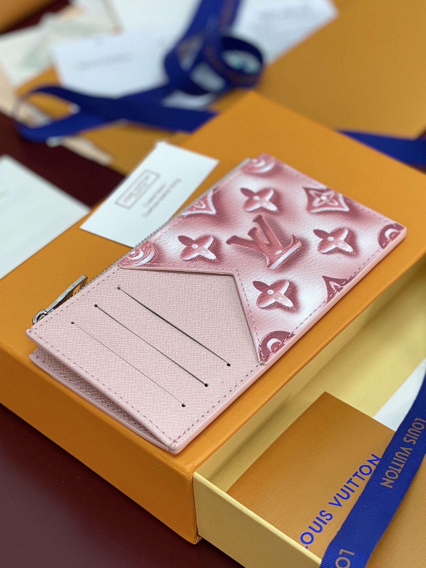 [Louis Vuitton] LV 루이비통 타이가 모노그램 코인 카드 홀더 (코튼 핑크) 지갑