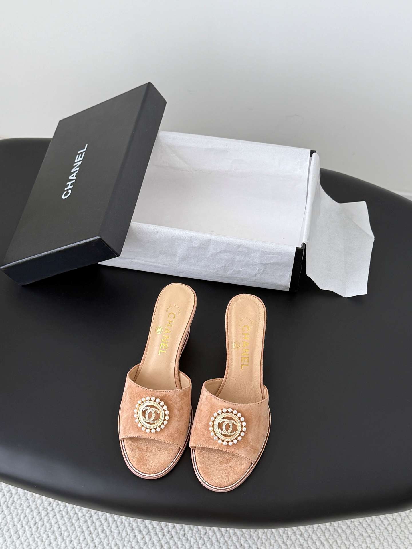 샤넬(CHANEL) 진주 메달 웨지 뮬 샌들 신발