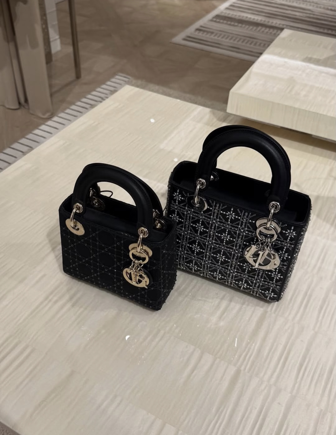 Dior 디올 레이디 디올(Lady Dior) 스몰 4구 핸드백 (블랙 비즈 자수) 가방