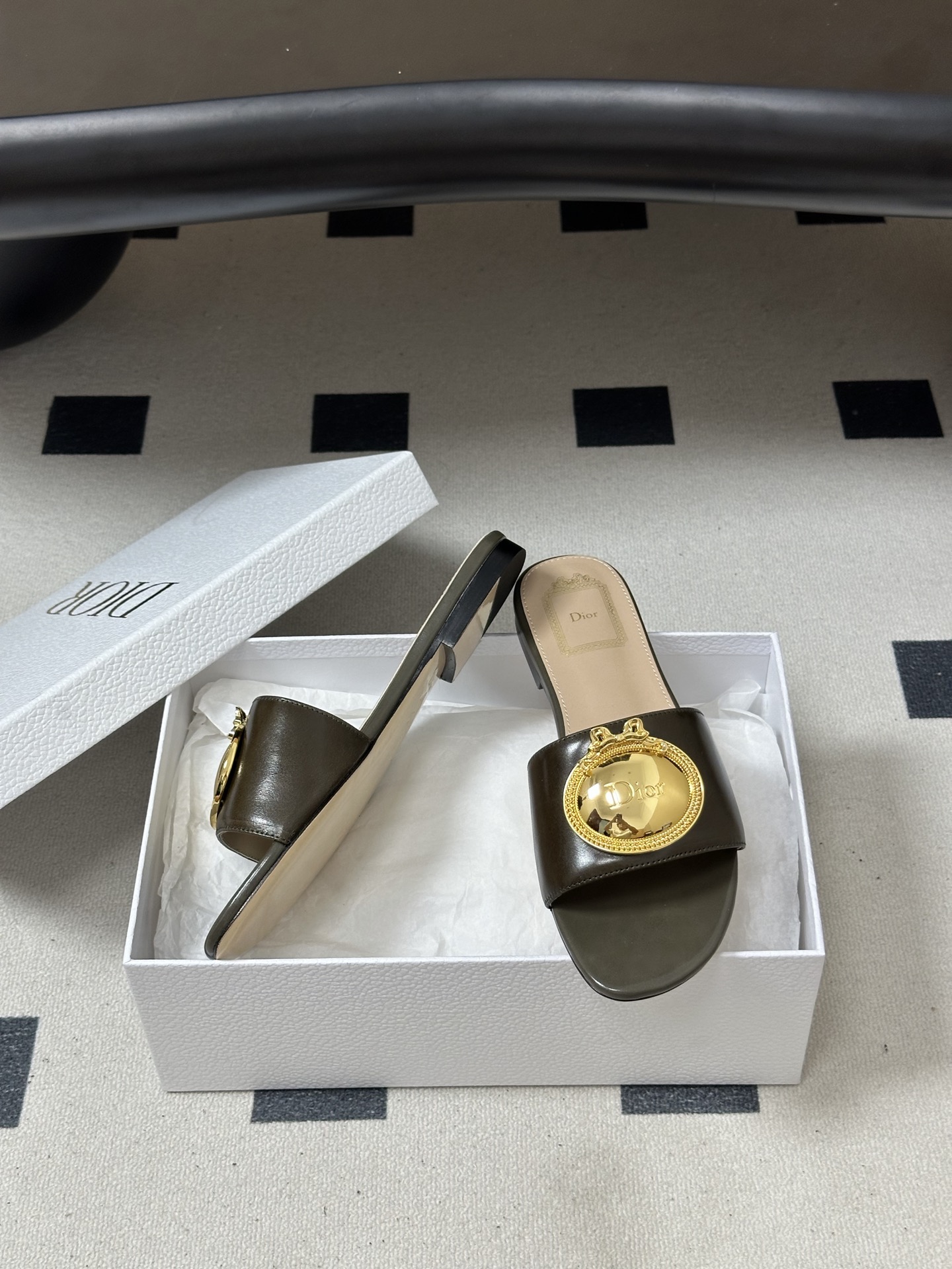 디올(DIOR) 메탈 버클 슬라이드 슬리퍼 신발