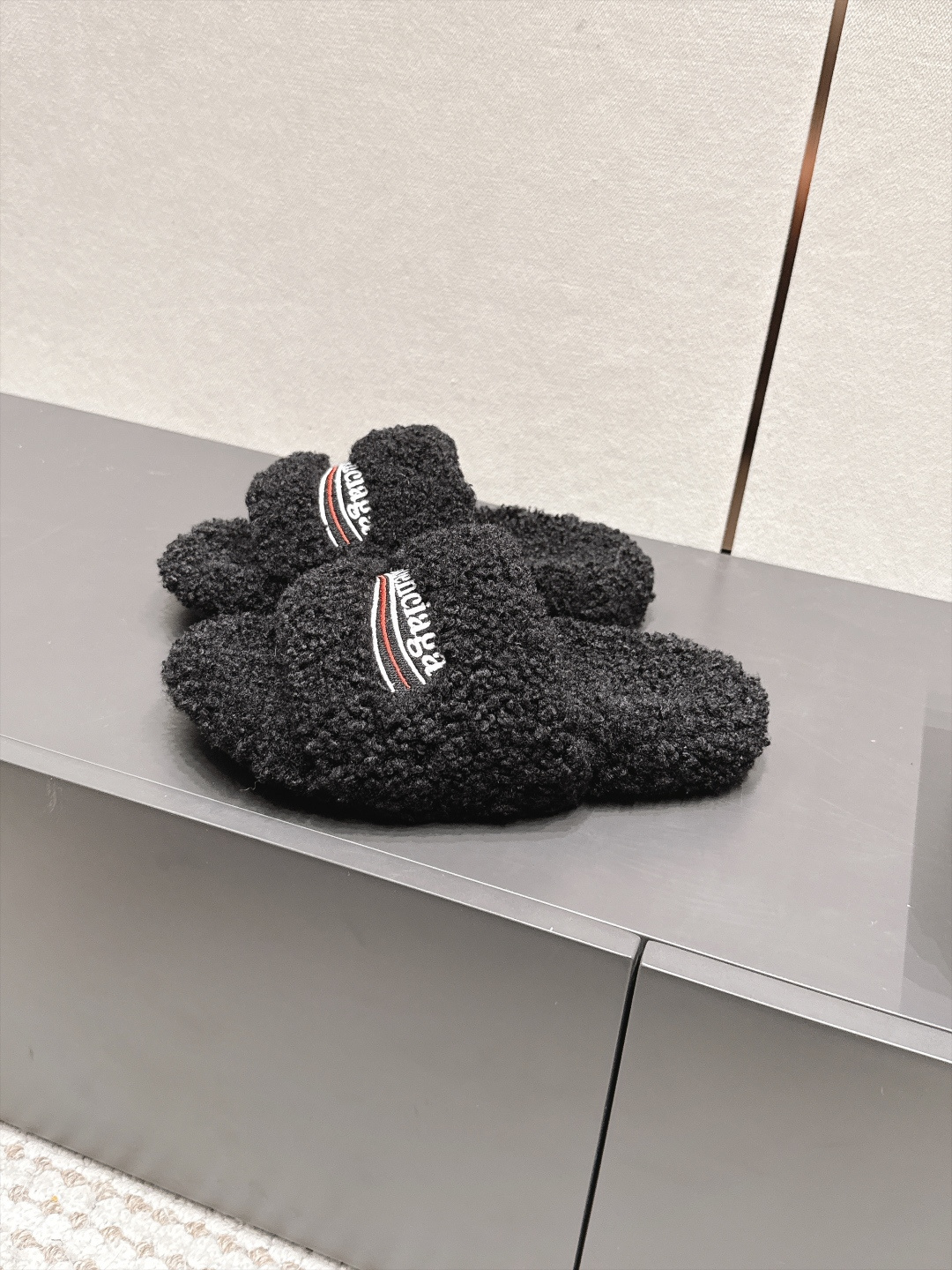 발렌시아가(BALENCIAGA) 퍼 플랫폼 슬리퍼 신발