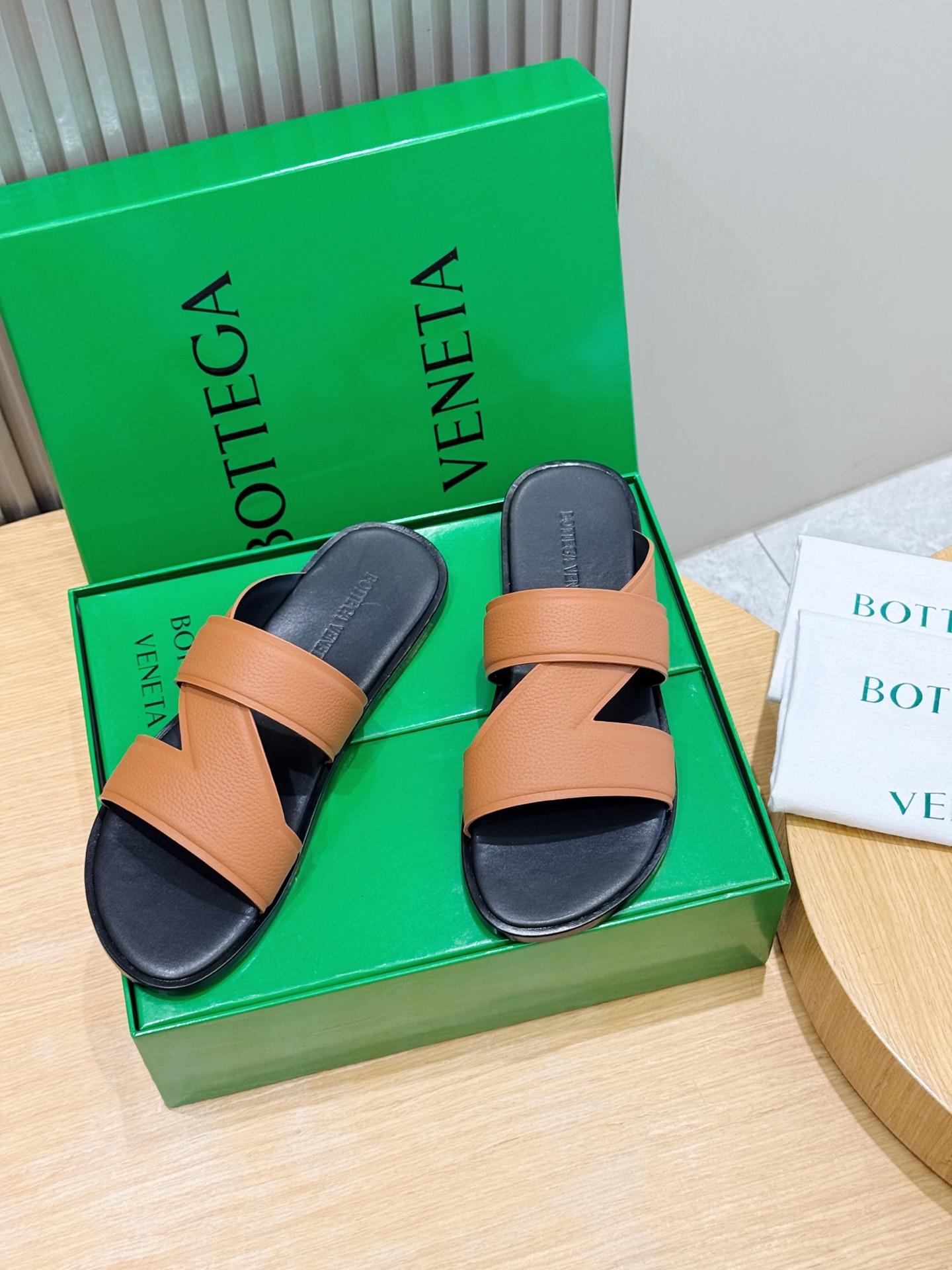 [Bottega Veneta] BV 보테가 베네타 웨이브 인트레치아토 레더 뮬 / 슬라이드 슬리퍼 신발