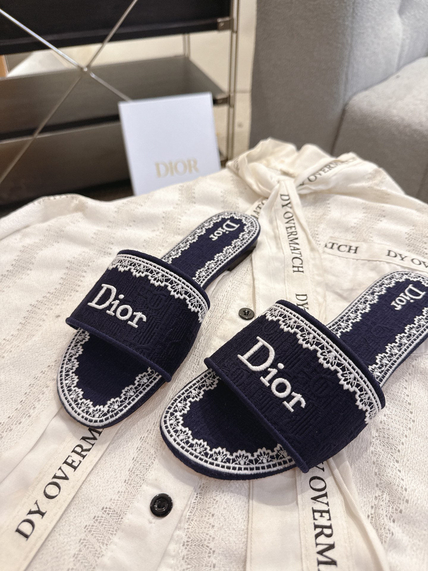 디올(DIOR) 플라워 자수 로고 슬라이드 슬리퍼