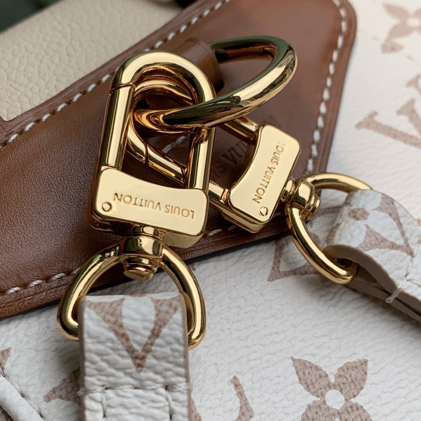 LOUIS VUITTON LV M2A079 루이비통 몽소리 미니 백팩 (LV 크래프티) 가방