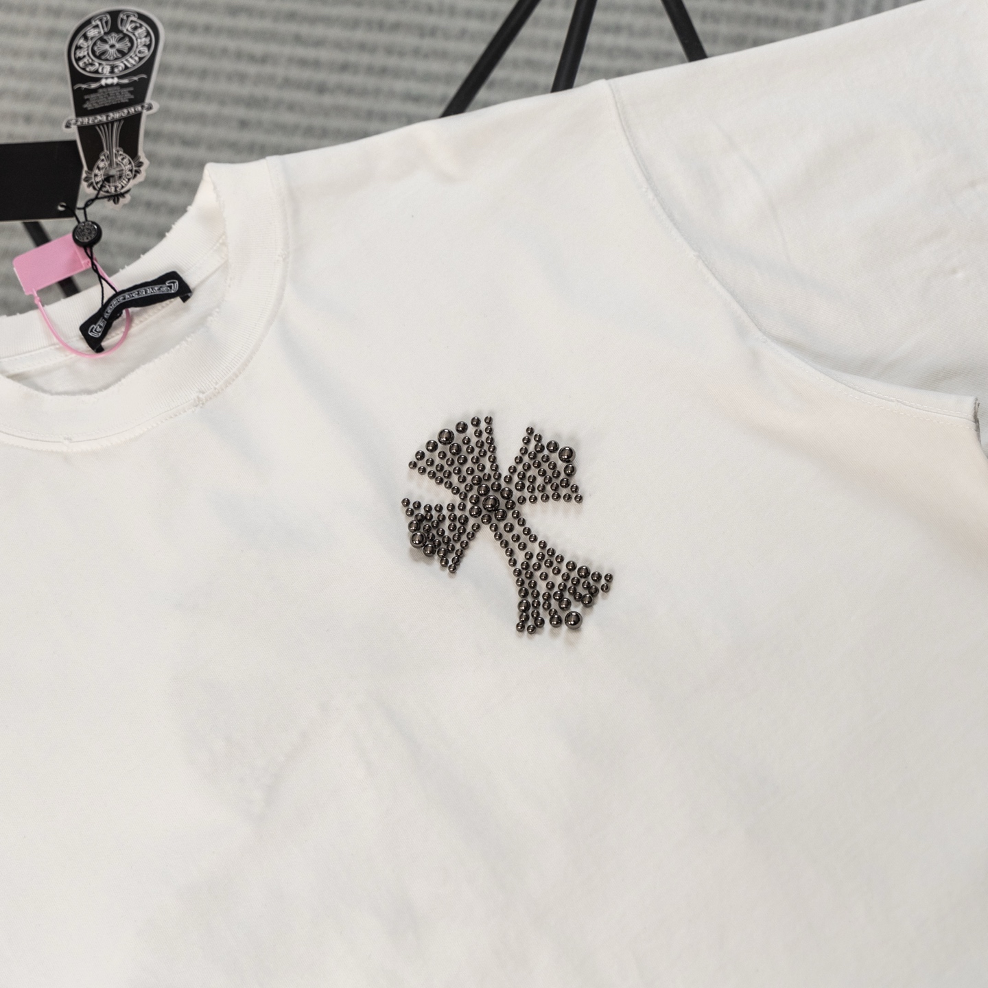 크롬하츠(CHROME HEARTS) 십자가 스터드 반팔 티셔츠 의류