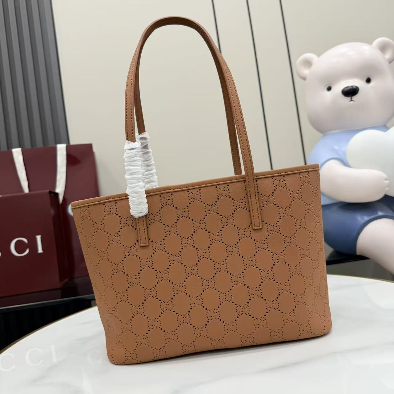 Gucci 구찌 제너레이션 구찌(Generation Gucci) 퍼포레이티드 GG 토트백 가방