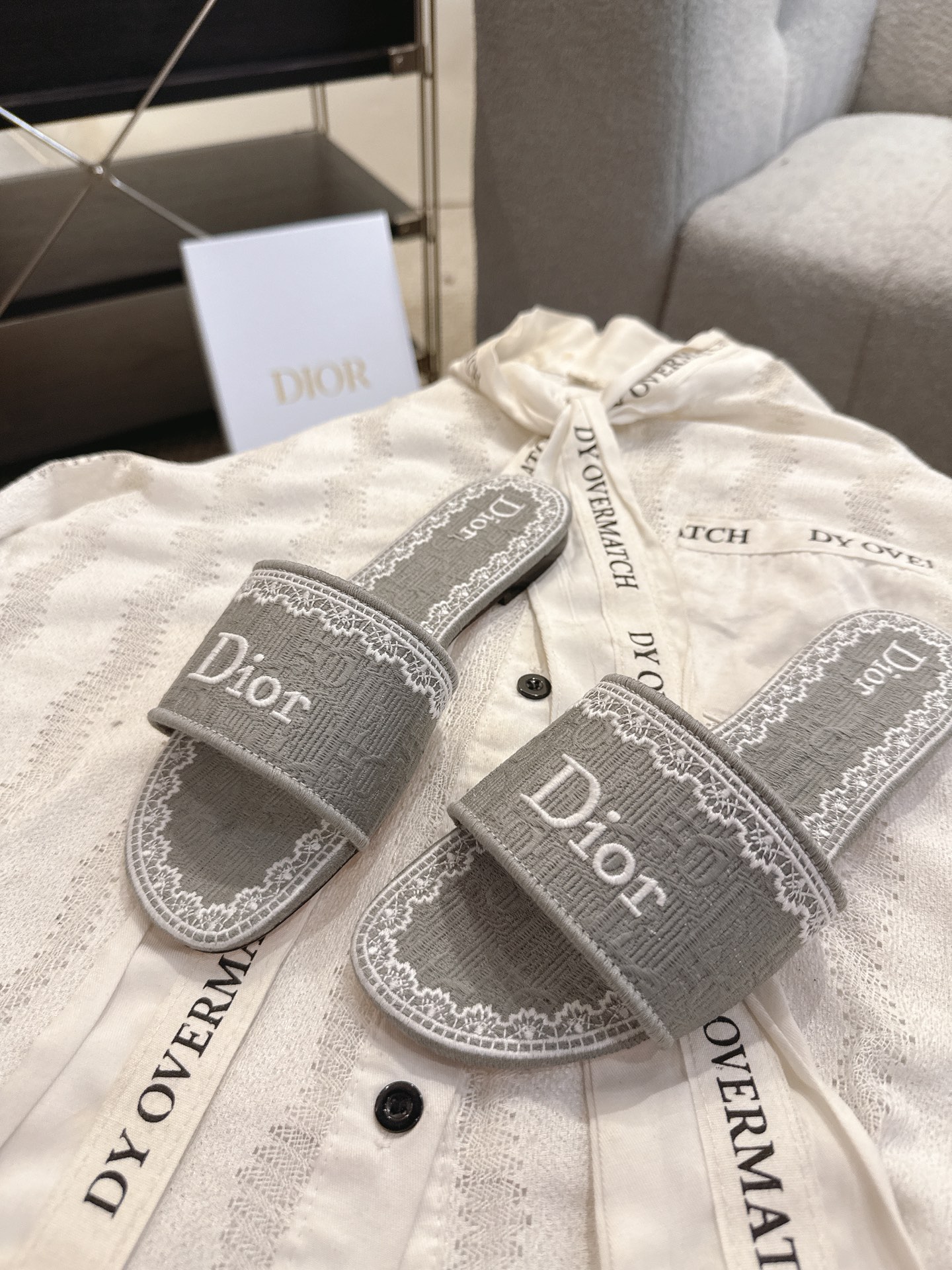 디올(DIOR) 플라워 자수 로고 슬라이드 슬리퍼
