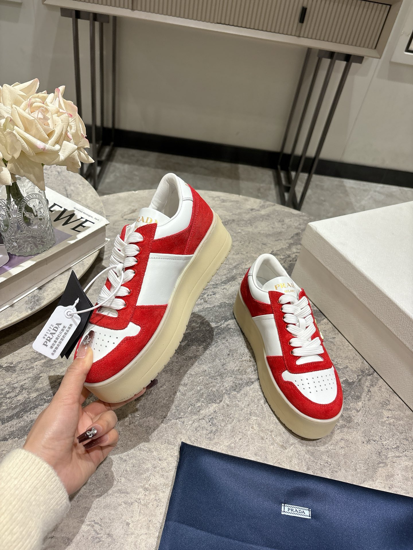 프라다(PRADA) 삼각 로고 플랫폼 스니커즈 신발