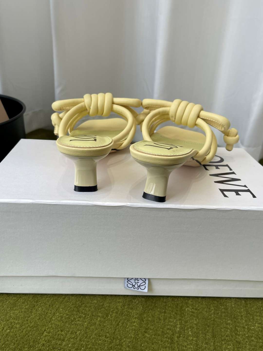 로에베(LOEWE) 리본 매듭 스트랩 미들힐 신발
