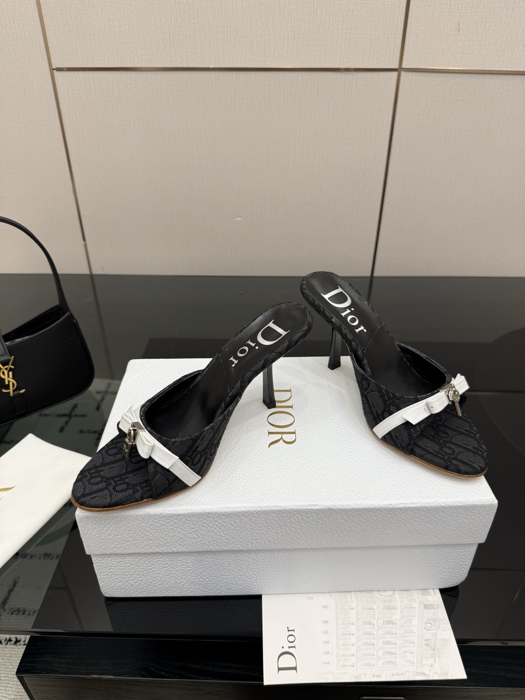 디올(DIOR) 패브릭 뮬 힐 신발