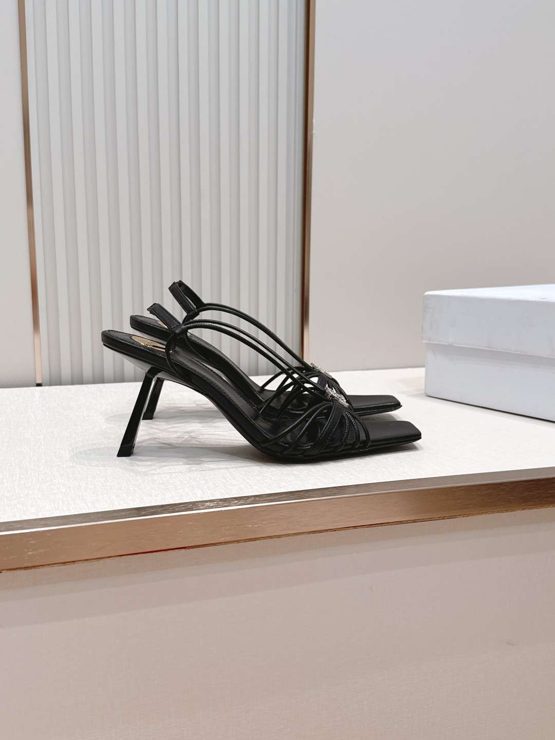 생로랑(YSL) 스퀘어토 스트랩 샌들 신발
