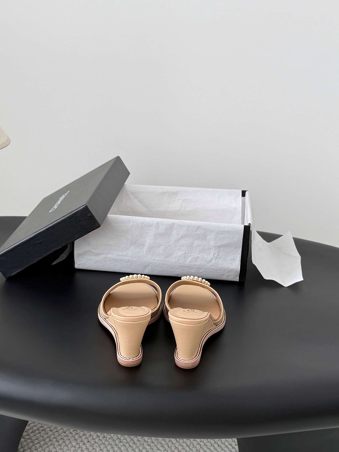 샤넬(CHANEL) 진주 메달 웨지 뮬 샌들 신발