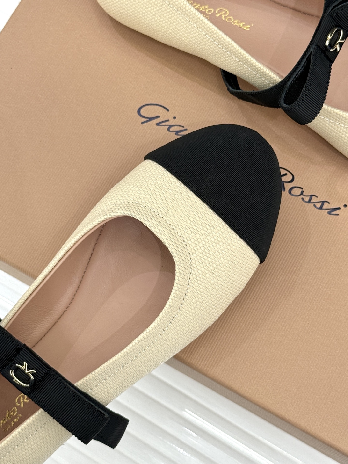 지안비토 로시(Gianvito Rossi) 리본 메리제인 플랫슈즈 신발