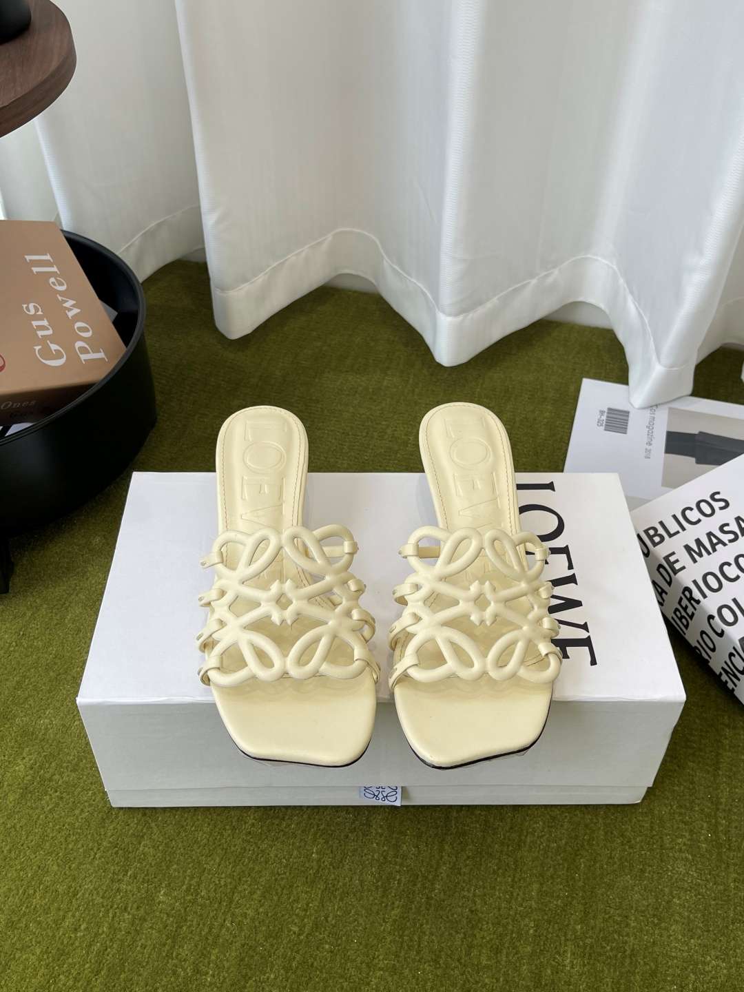 로에베(LOEWE) 아나그램 스트랩 스퀘어토 키튼힐 신발