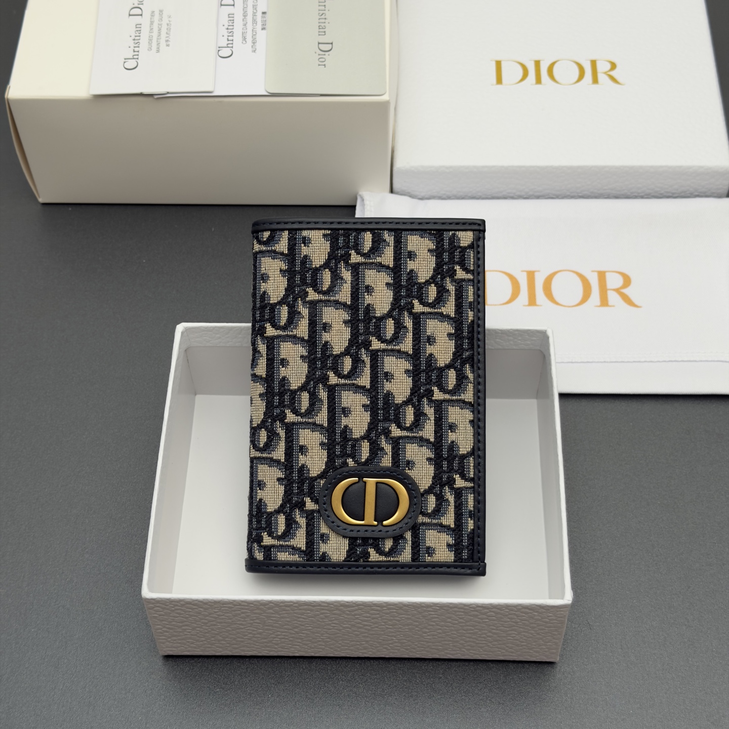 [Dior] 디올 30 Montaigne 몽테인 블루 오블리크 패스포트 홀더 지갑
