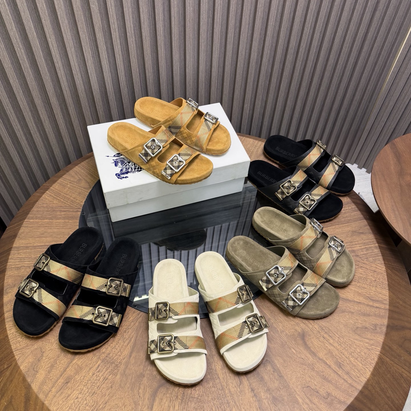 [Burberry] 버버리 맨즈 체크 엠보스드 레더 뮬 슬라이드 슬리퍼 샌들 신발