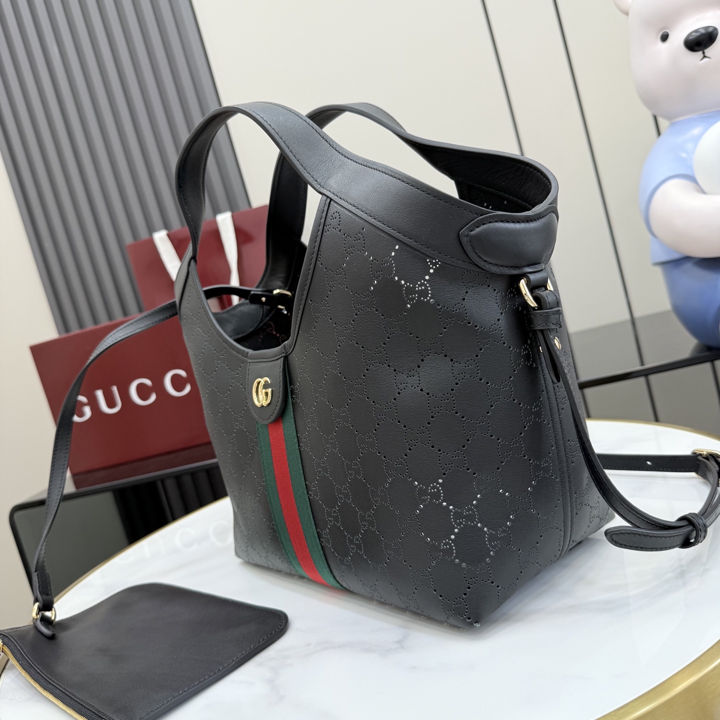 GUCCI 구찌 Generation 제너레이션 GG 질리오(Giglio) 펀칭 레더 토트백 - 블랙 가방