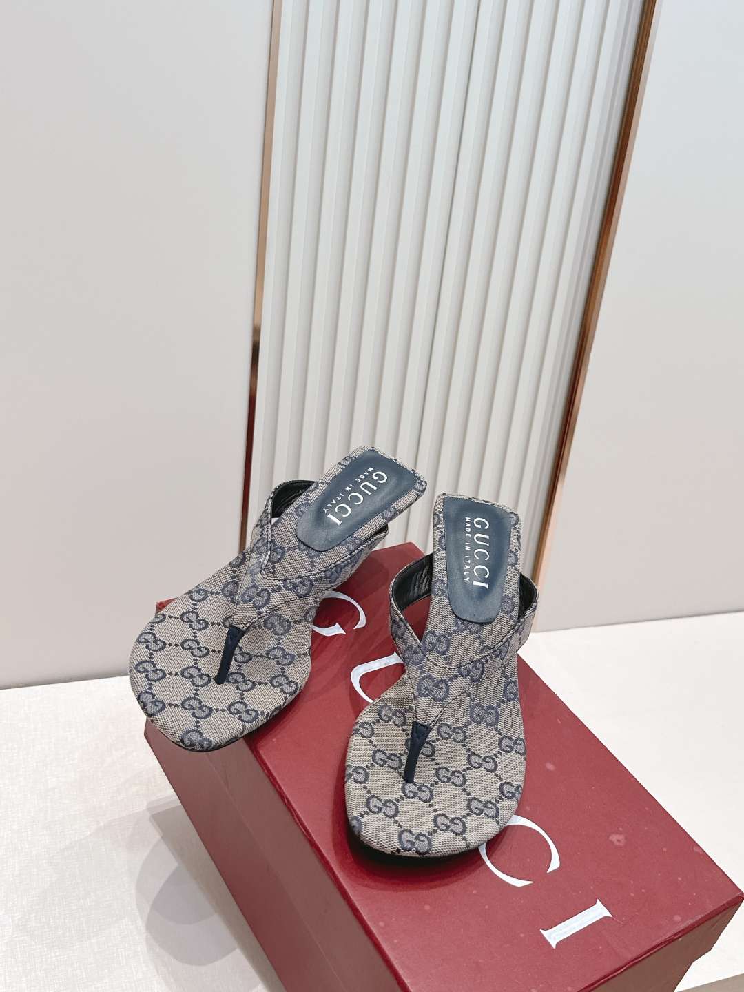 구찌(GUCCI) 모노그램 토포스트 미들힐 신발