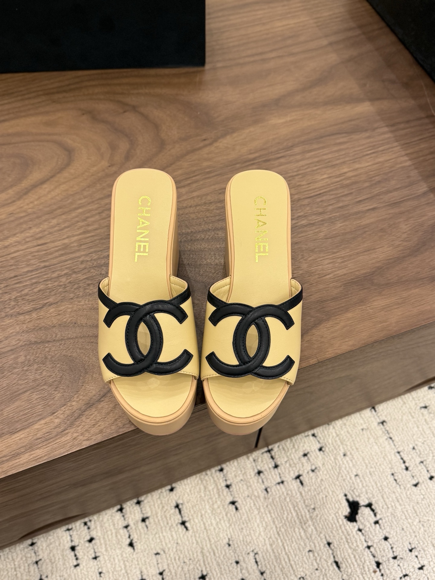 샤넬(CHANEL) 로고 플랫폼 웨지 슬리퍼 신발