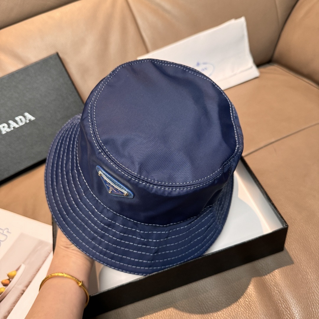 프라다(PRADA) 삼각 로고 옥스포드 버킷햇 모자