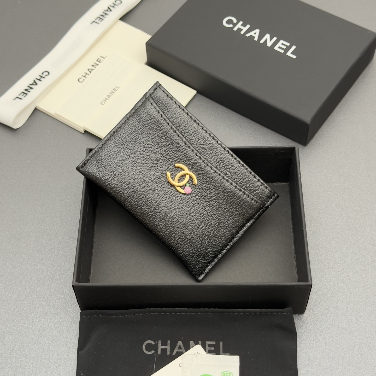 [Chanel] 샤넬 메탈 로고 레더 카드 지갑