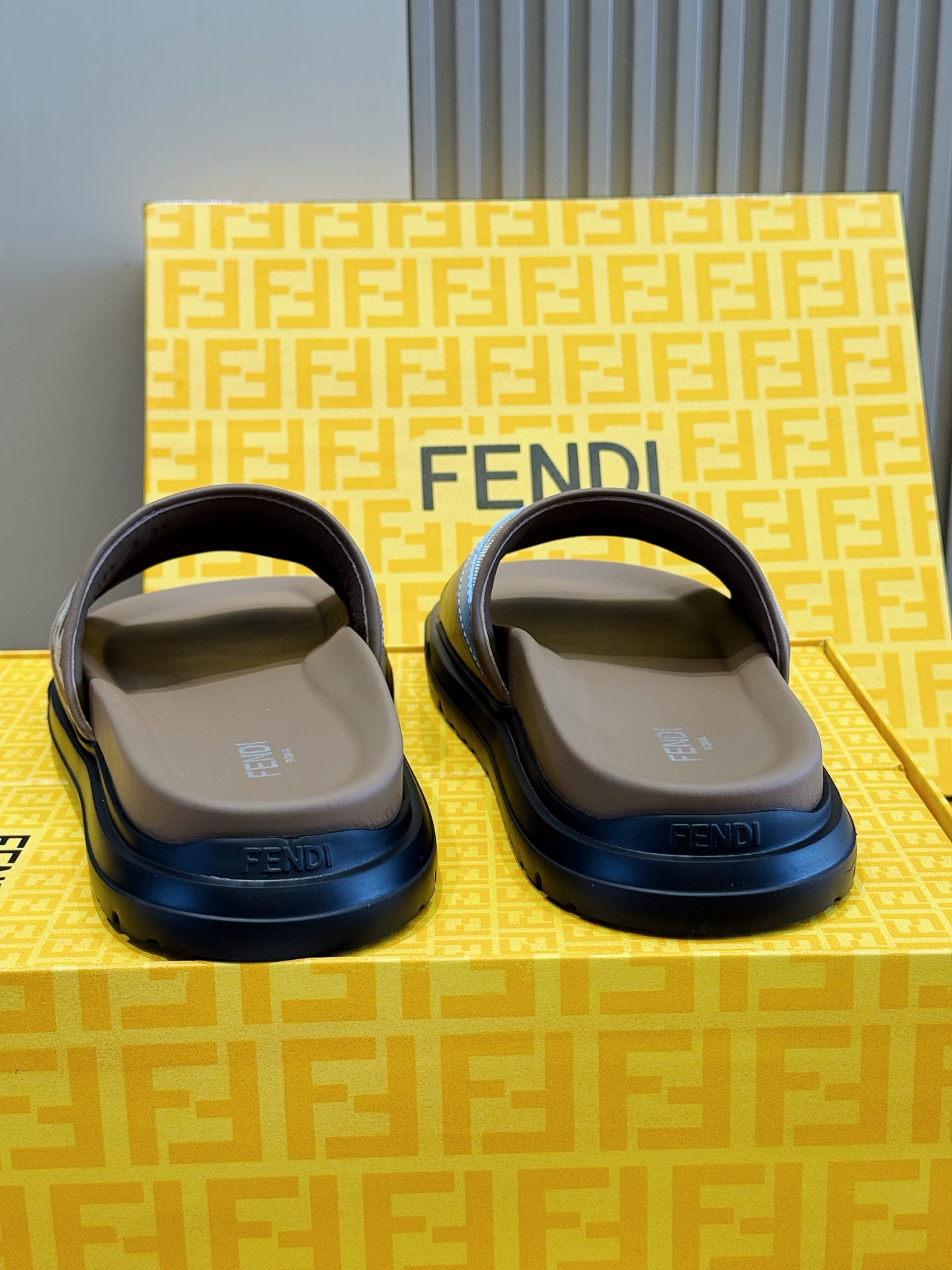 [Fendi] 펜디 맨즈 컬러블록 FF 로고 러버 슬라이드 슬리퍼 신발