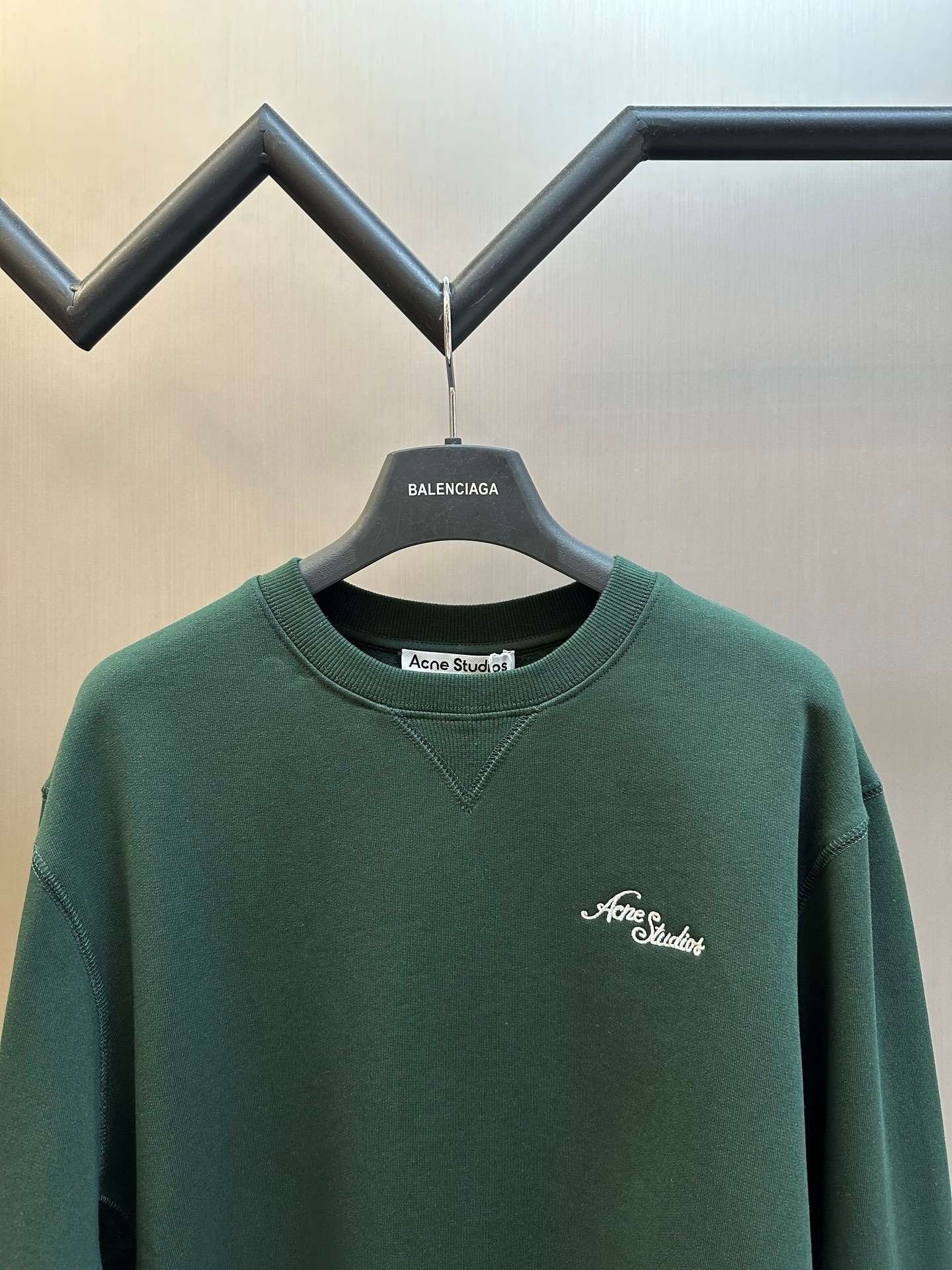 아크네(Acne studios) 로고 자수 기모 스웨트셔츠 상의 의류