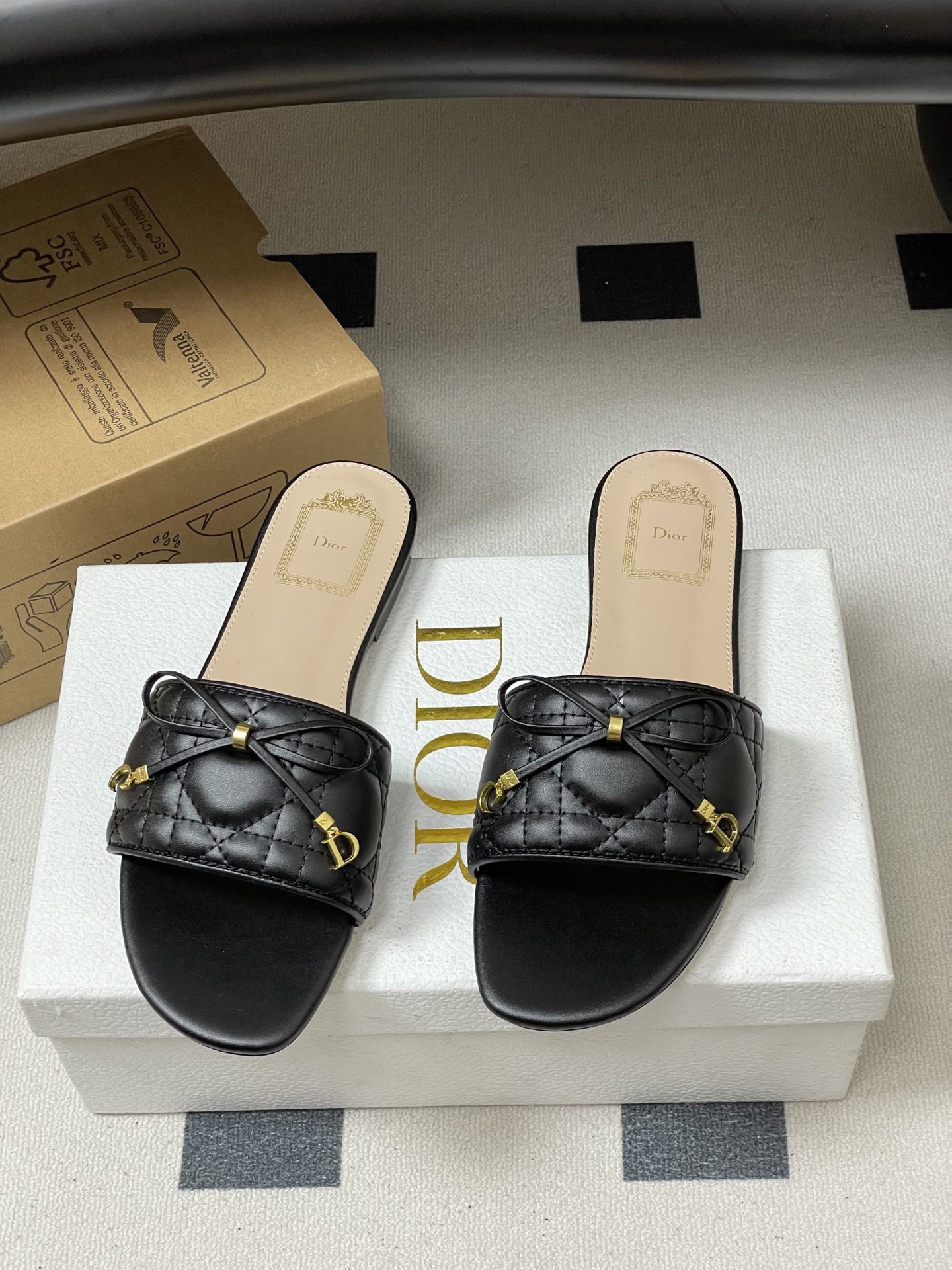 디올(DIOR) 퀼팅 리본 슬리퍼 신발