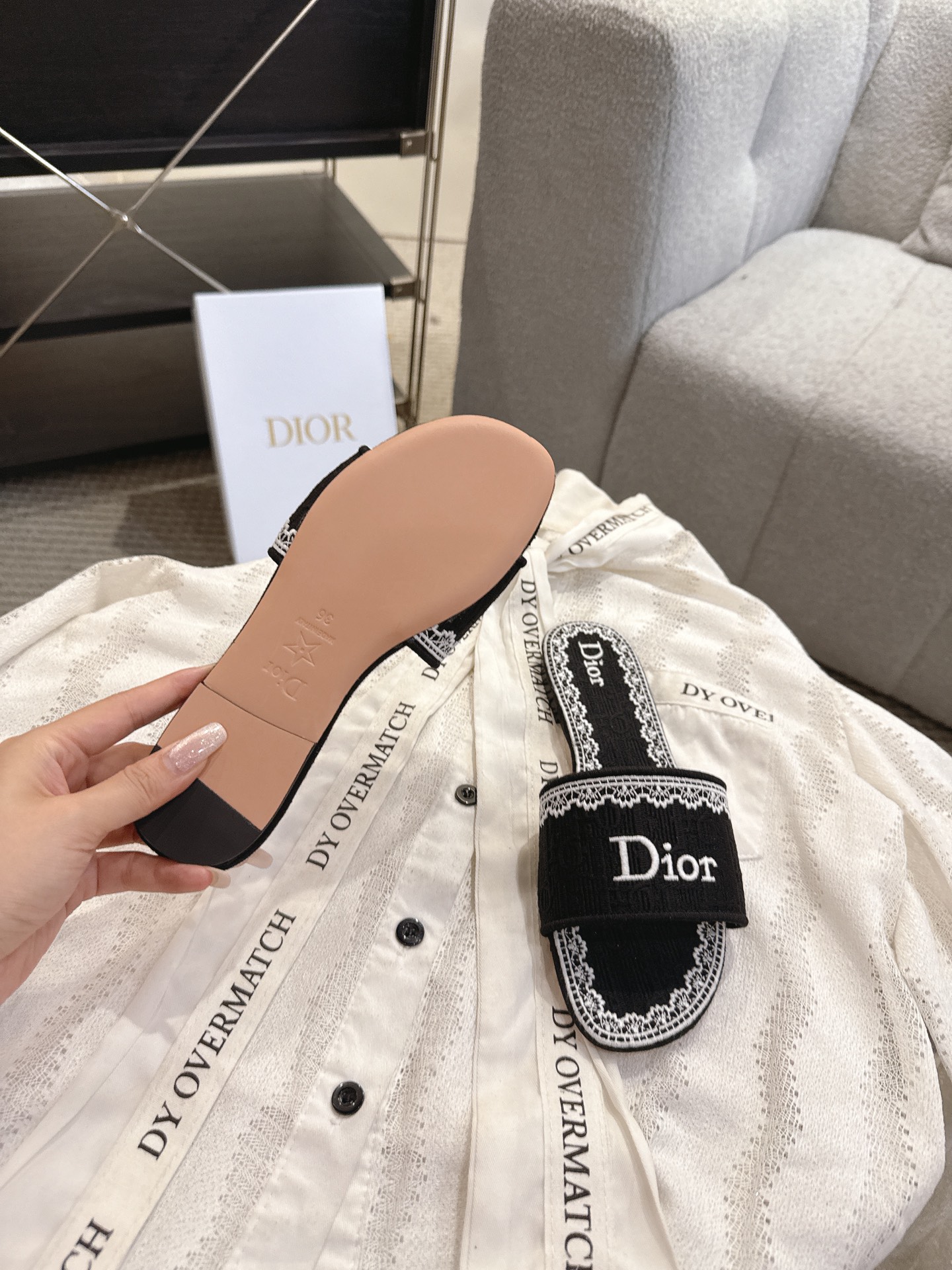 디올(DIOR) 플라워 자수 로고 슬라이드 슬리퍼