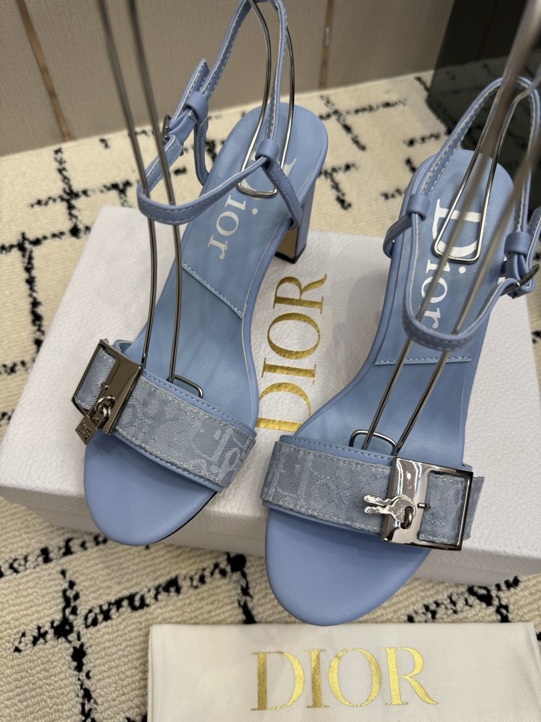 디올(DIOR) 로고 버클 데님 레더 샌들 신발
