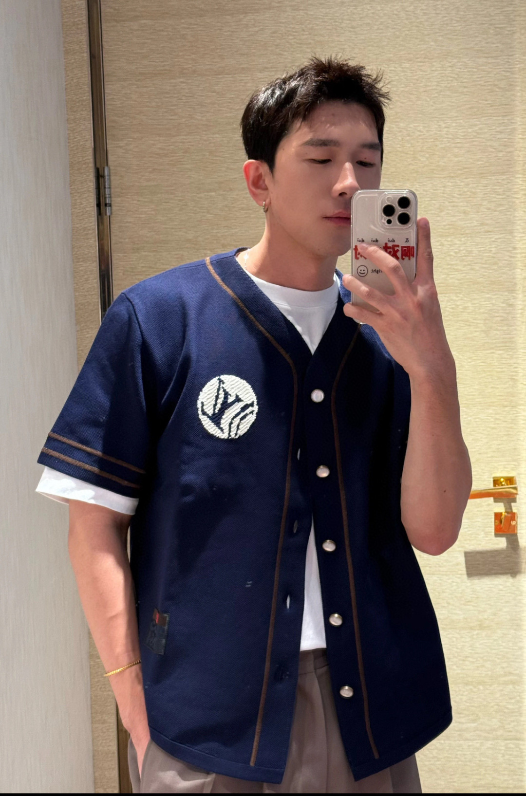 루이비통(LV) NIGO 콜라보 로고 자수 베이스볼 니트 가디건 상의 의류