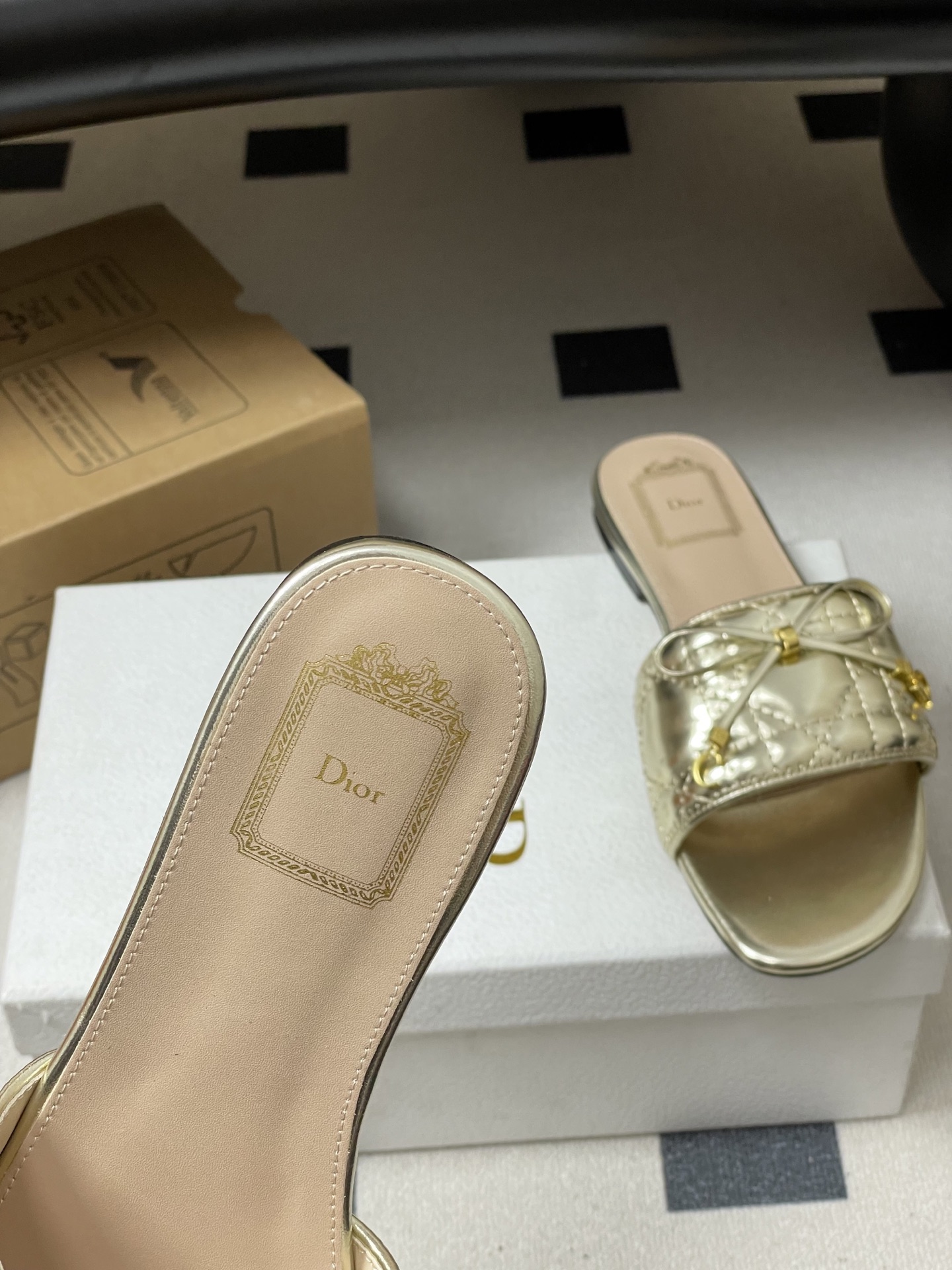 디올(DIOR) 퀼팅 리본 슬리퍼 신발