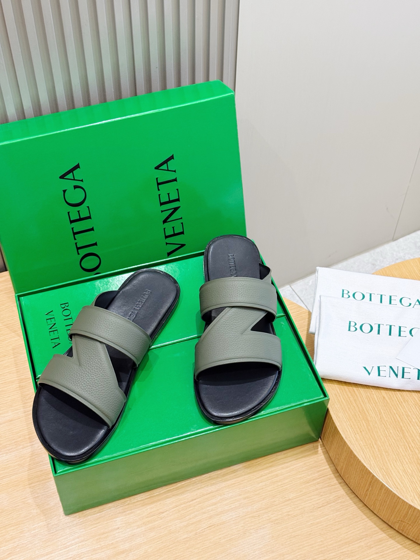 [Bottega Veneta] BV 보테가 베네타 웨이브 인트레치아토 레더 뮬 / 슬라이드 슬리퍼 신발