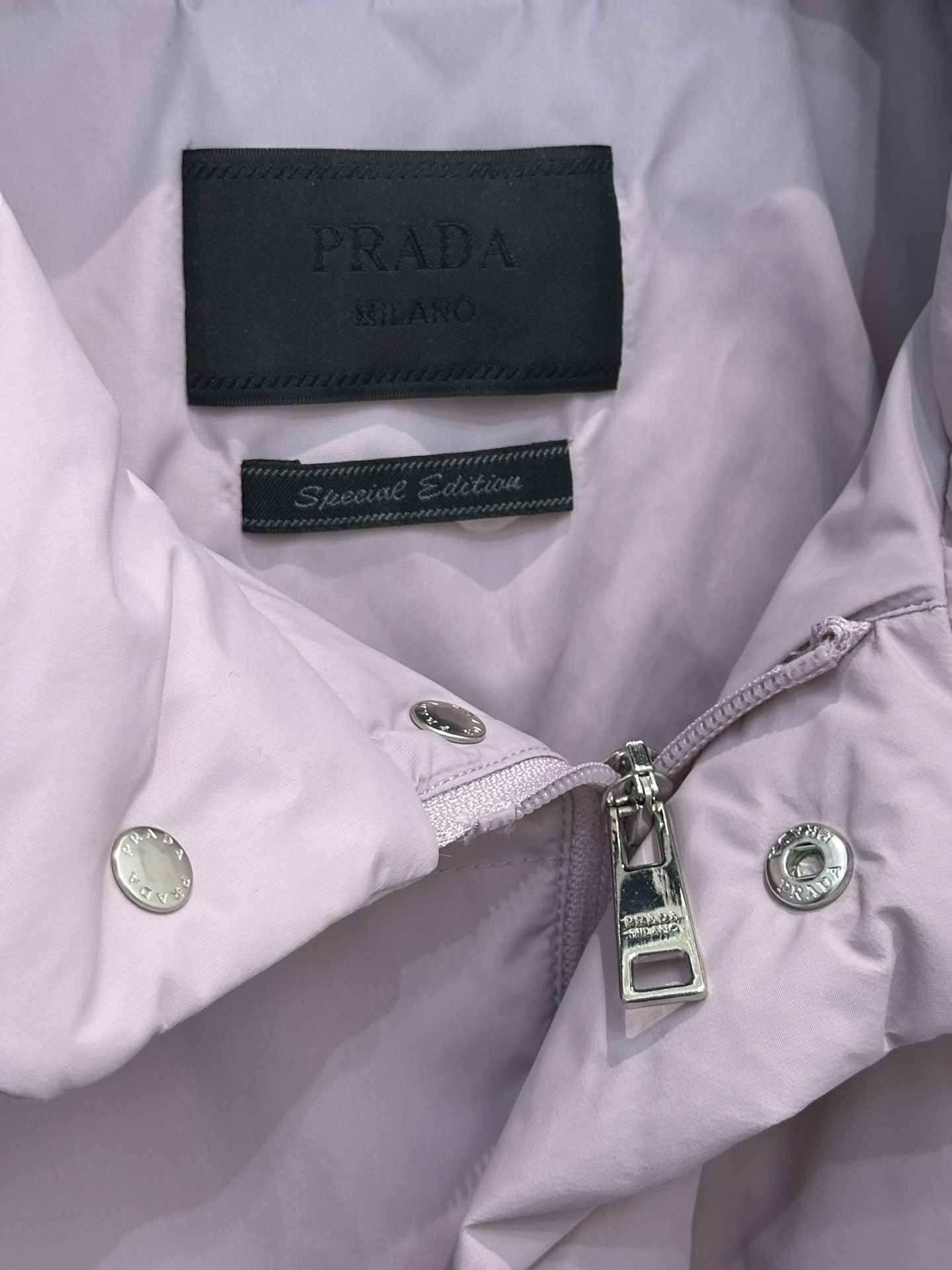 프라다(PRADA) 리나일론 탈부착 후드 구스 다운 패딩 재킷 상의 의류