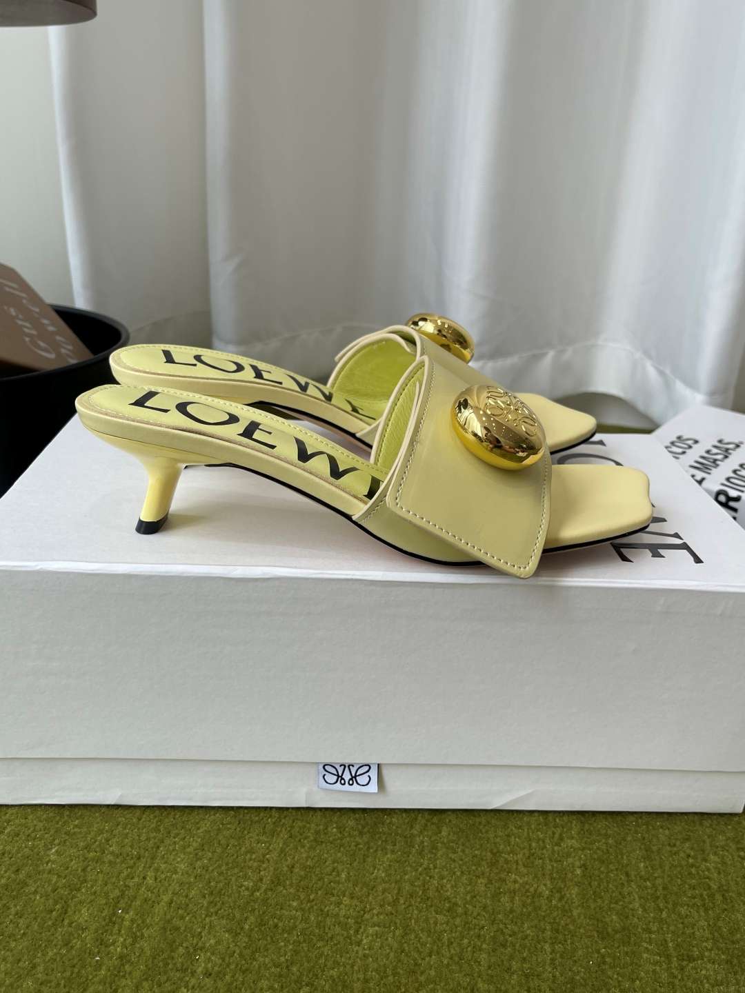 로에베(LOEWE) 메달 스퀘어토 키튼힐 뮬 샌들 신발