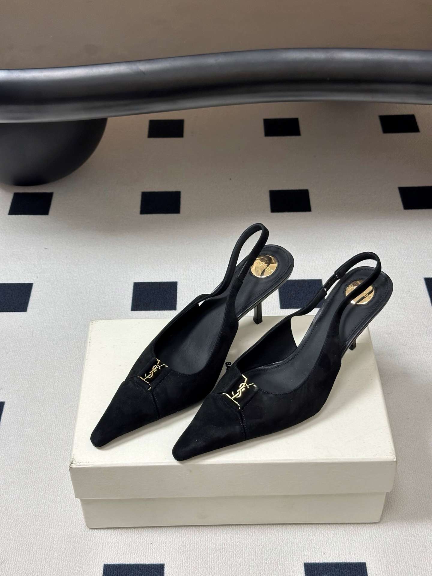 생로랑(SAINT LAURENT) YSL 메탈 로고 캡토 슬링백 펌프스 신발