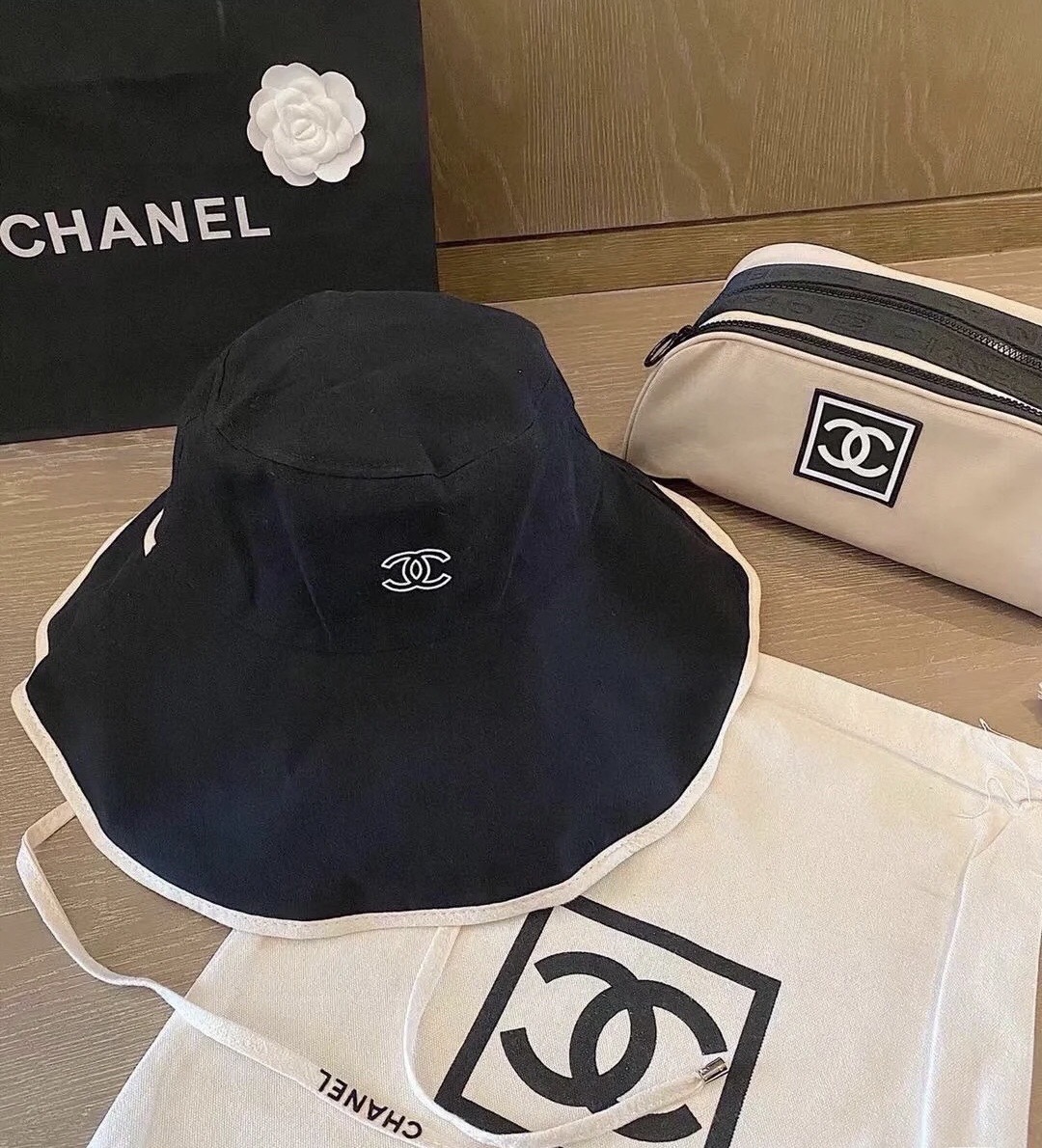 샤넬(CHANEL) 와이드 브림 버킷햇 모자
