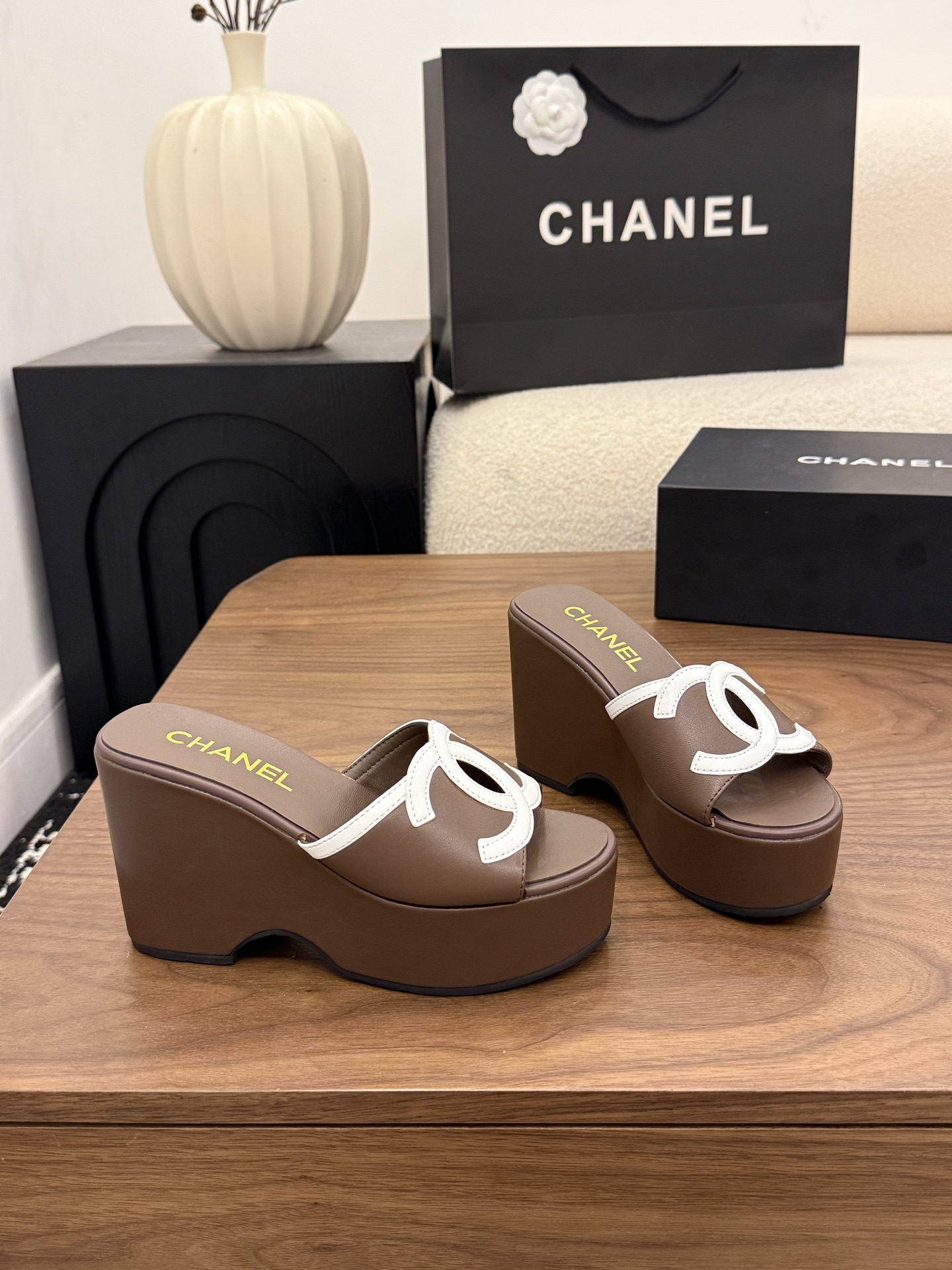 샤넬(CHANEL) 로고 플랫폼 웨지 슬리퍼 신발