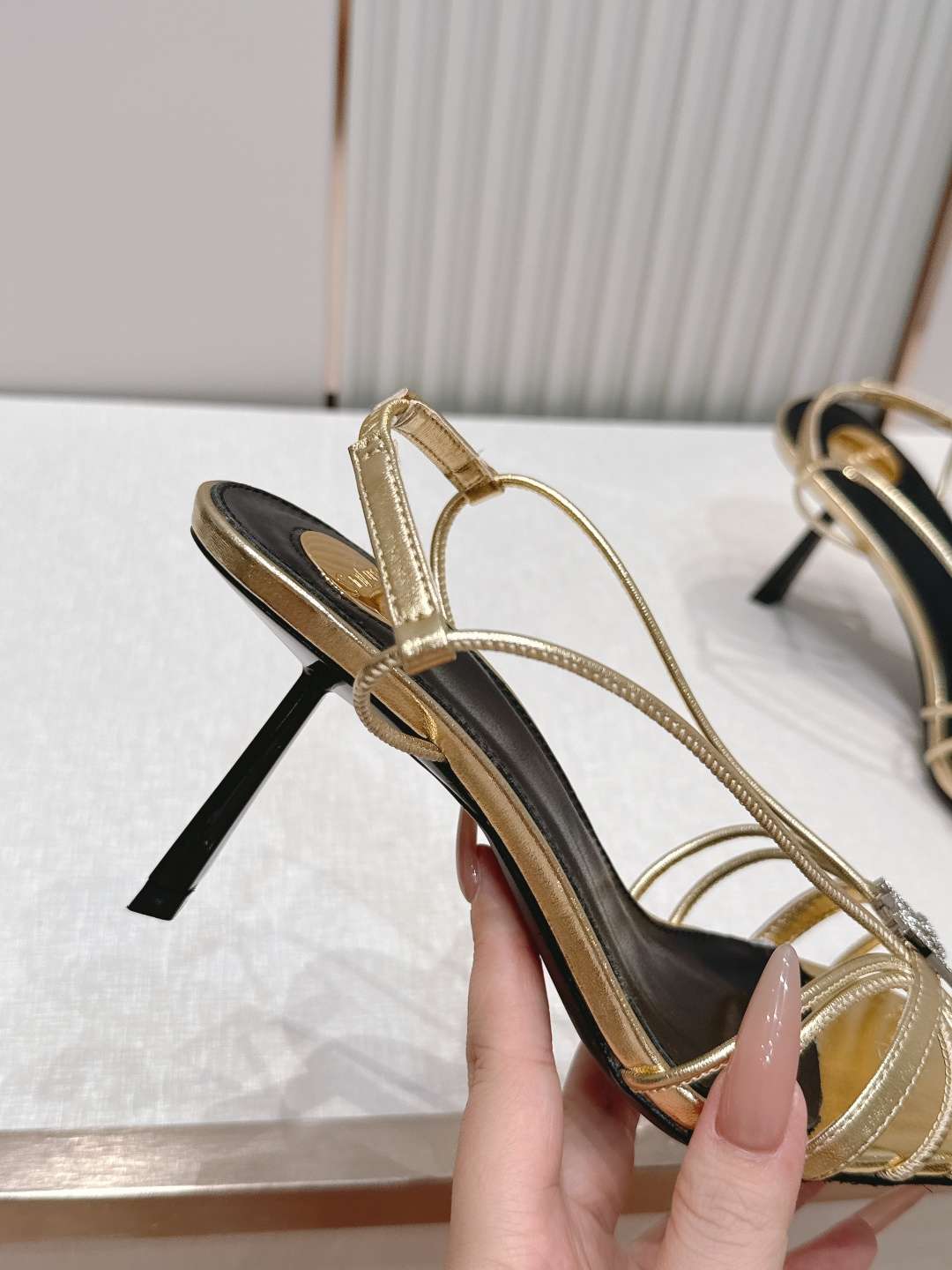 생로랑(YSL) 스퀘어토 스트랩 샌들 신발