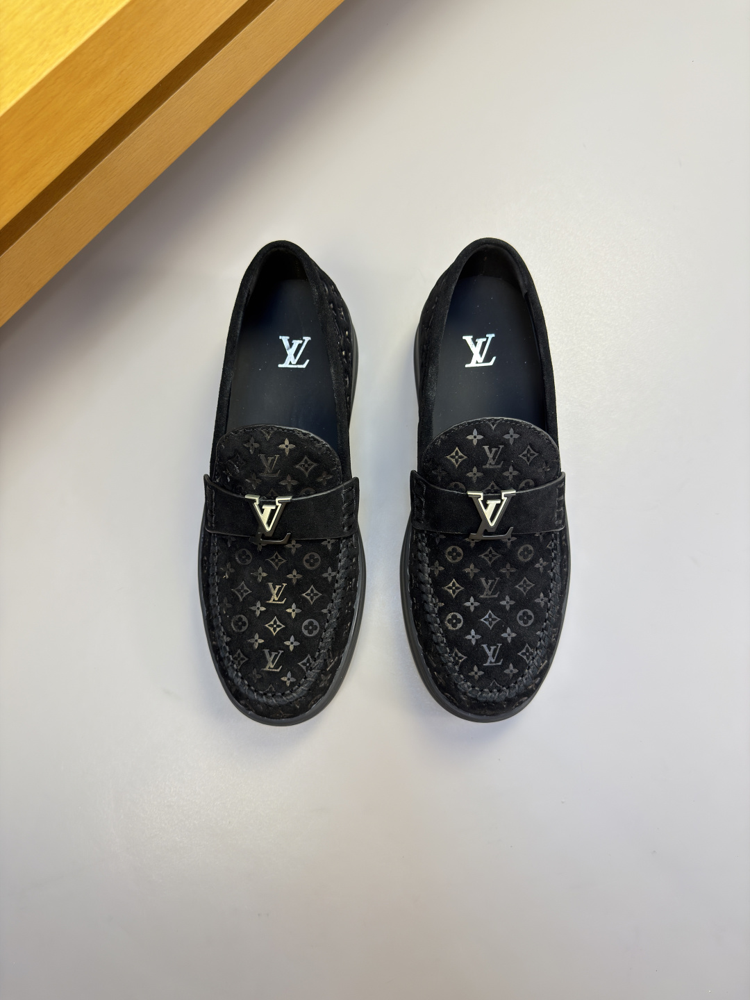 [Louis Vuitton] LV 루이비통 프리미엄 스웨이드 엠보싱 메탈버클 캐주얼 로퍼 신발