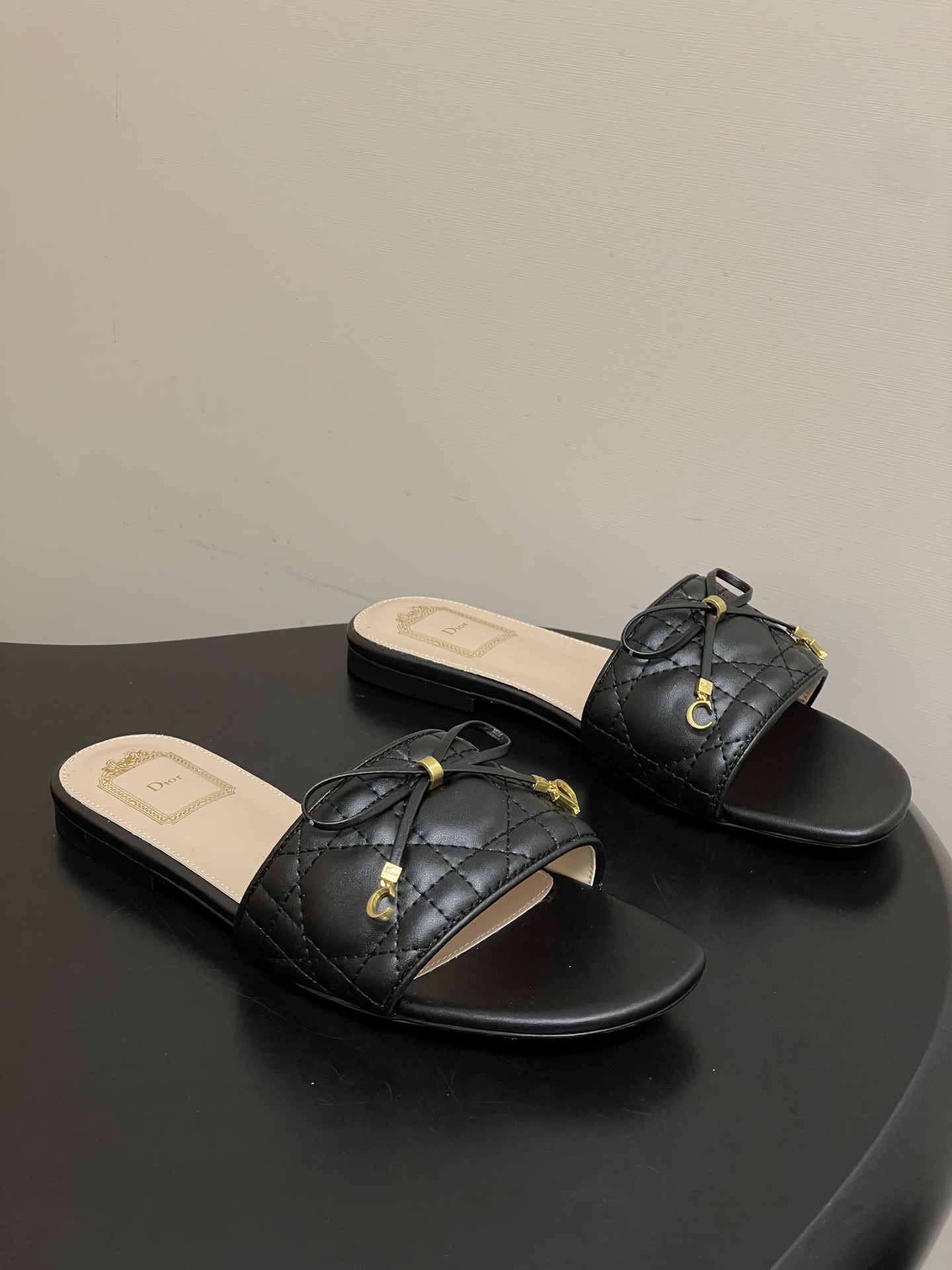 디올(DIOR) 퀼팅 리본 슬리퍼 신발