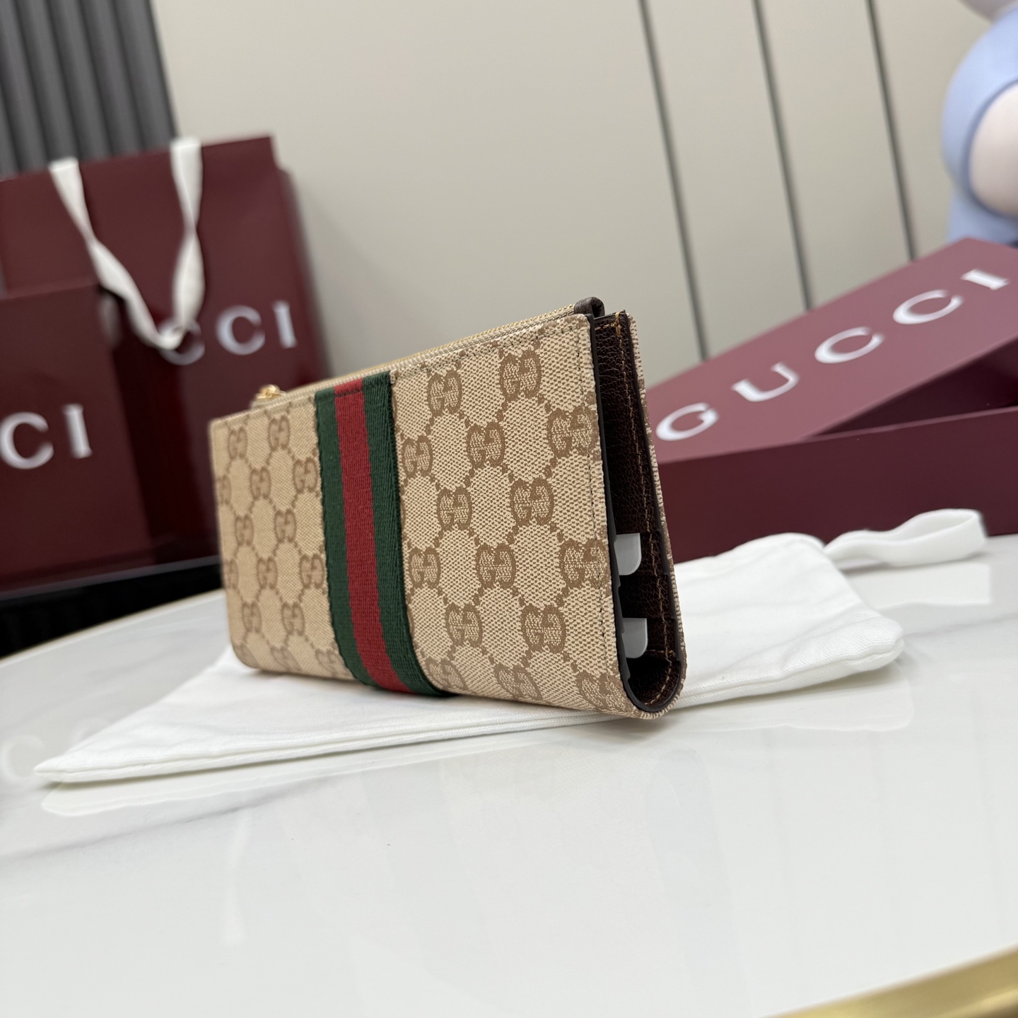 [Gucci] 구찌 (Generation) GG 수프림 삼선 웹 플랩 장지갑