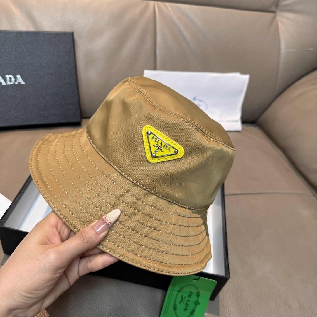 프라다(PRADA) 삼각 로고 옥스포드 버킷햇 모자
