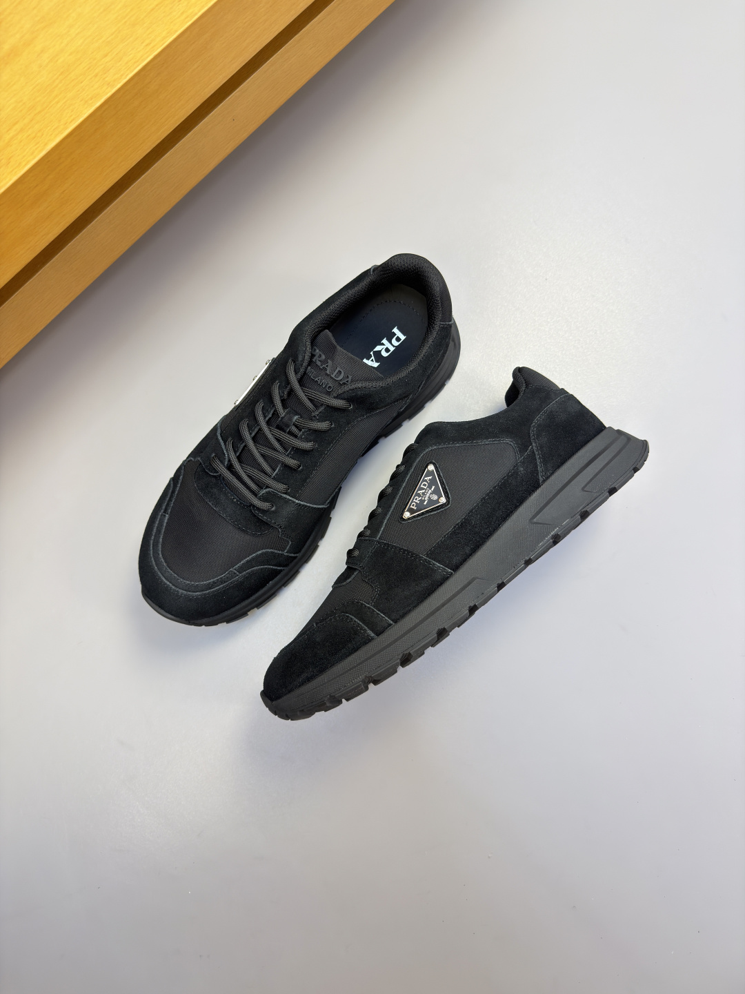 [Prada] 프라다 프리미엄 스웨이드 & 하이글로시 패브릭 콤비 스니커즈 신발