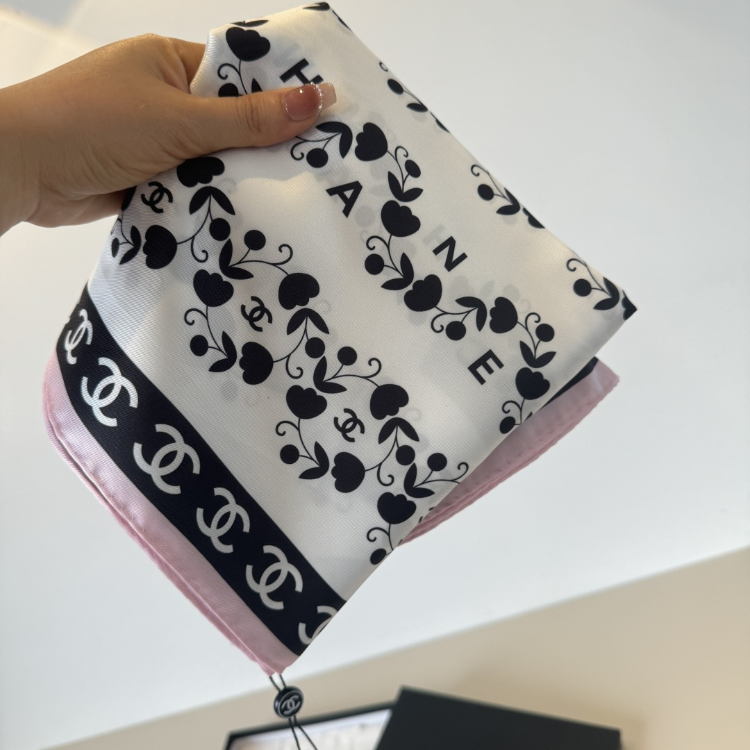 샤넬(CHANEL) 플라워 더블 C 실크 목도리 스카프