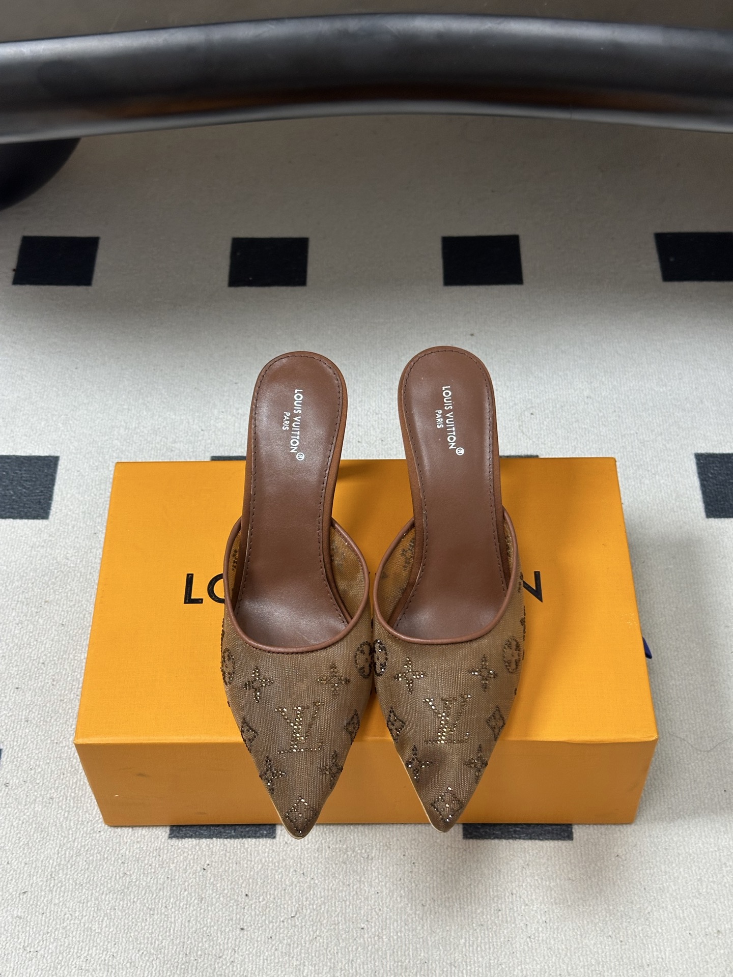 루이비통(LV) 크리스털 메시 포인티드 뮬 힐 신발