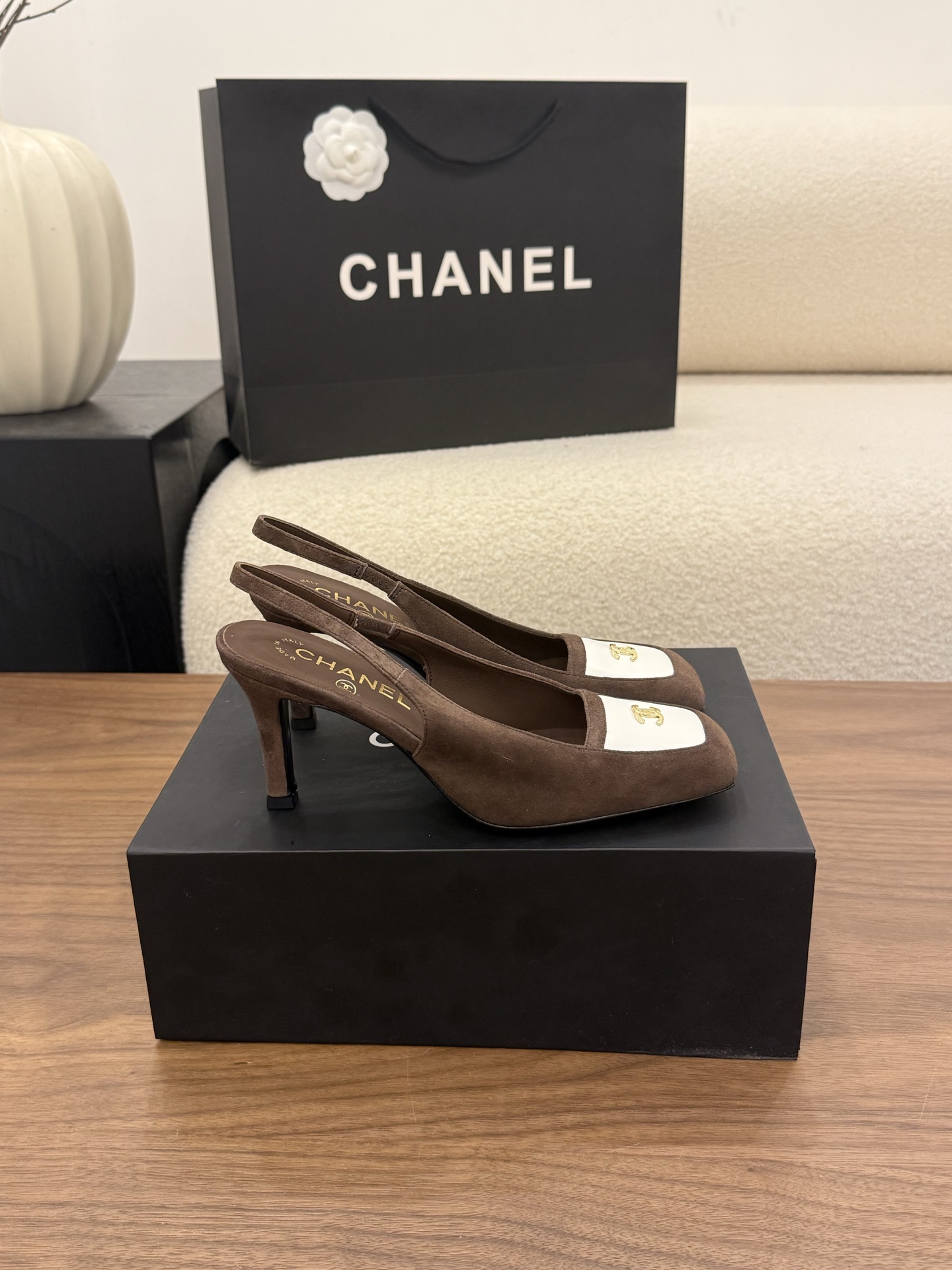 샤넬(CHANEL) 배색 스퀘어토 슬링백 힐 신발